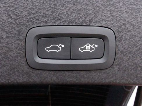 Certified 2023 Volvo XC40 B5 Plus w/ Protection Package Premier image 28