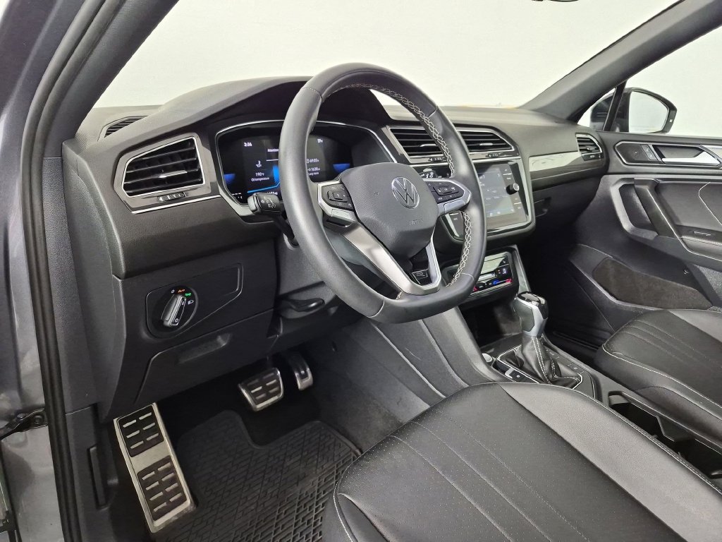 Used 2023 Volkswagen Tiguan SE R-Line FWD image 17