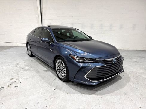 Used 2020 Toyota Avalon Limited image 3