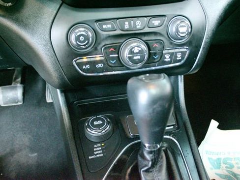 Used 2019 Jeep Cherokee Limited w/ Luxury Group AWD/4WD image 19