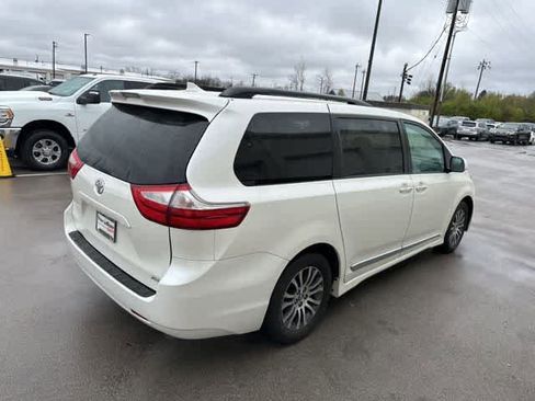Used 2018 Toyota Sienna XLE image 21