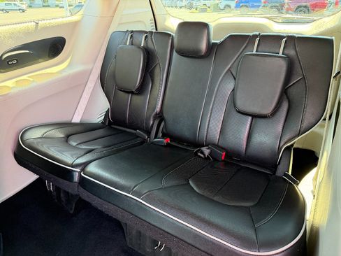 Used 2023 Chrysler Pacifica Limited FWD image 23
