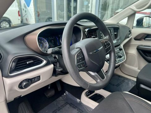 Used 2017 Chrysler Pacifica LX w/ Tire & Wheel Group FWD image 12