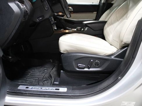 Used 2016 Ford Explorer Platinum AWD/4WD image 21