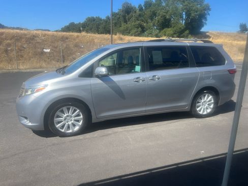 Certified 2017 Toyota Sienna Limited Premium image 7