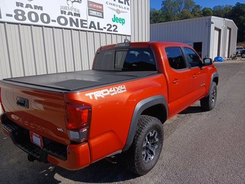 Used 2018 Toyota Tacoma TRD Off-Road image 3