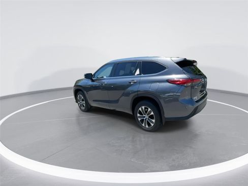 Used 2021 Toyota Highlander XLE AWD/4WD image 6