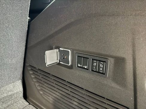 Used 2021 GMC Yukon Denali w/ Denali Premium Package image 11