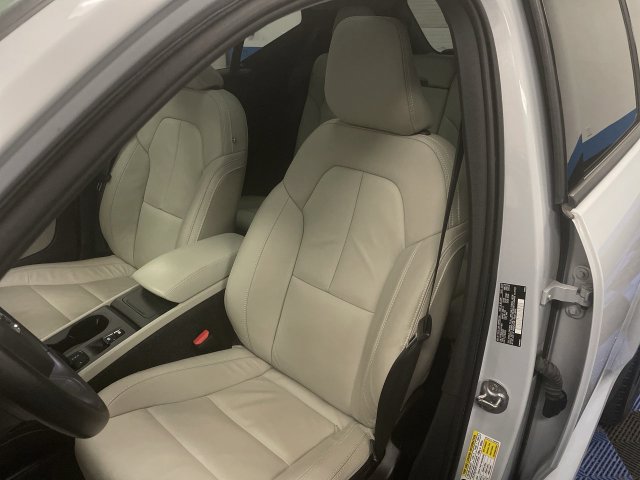 Used 2022 Volvo XC40 T5 Momentum AWD/4WD image 11