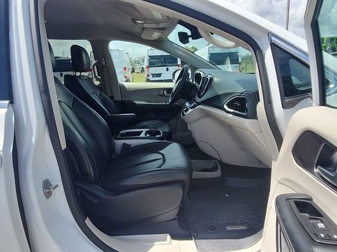 Used 2023 Chrysler Pacifica Touring-L FWD image 37