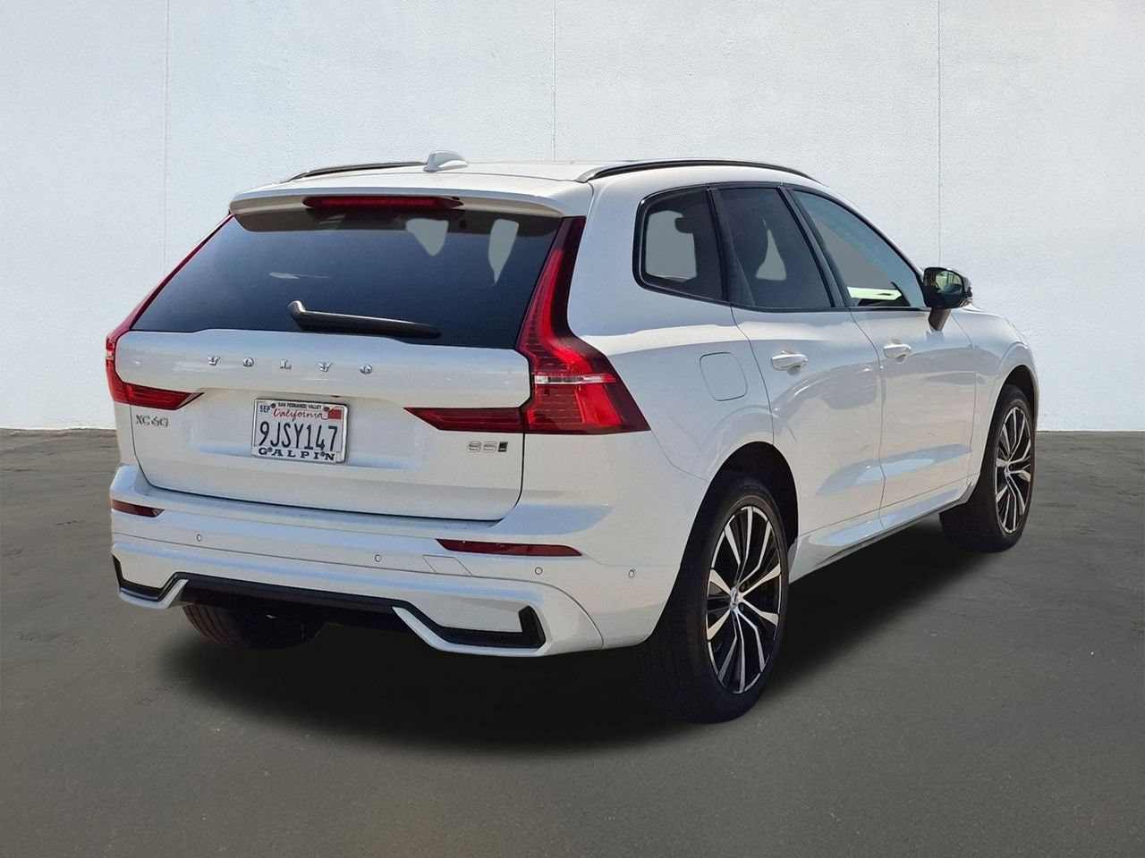 Certified 2024 Volvo XC60 B5 Plus AWD/4WD image 5