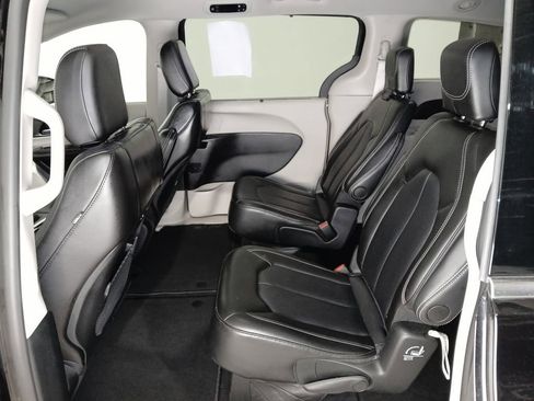 Used 2024 Chrysler Pacifica Touring-L FWD image 12