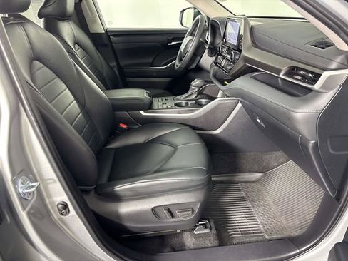 Used 2024 Toyota Highlander XLE AWD/4WD image 8