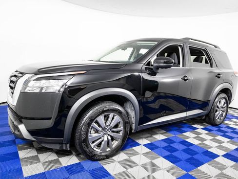 Used 2025 Nissan Pathfinder SV FWD image 1