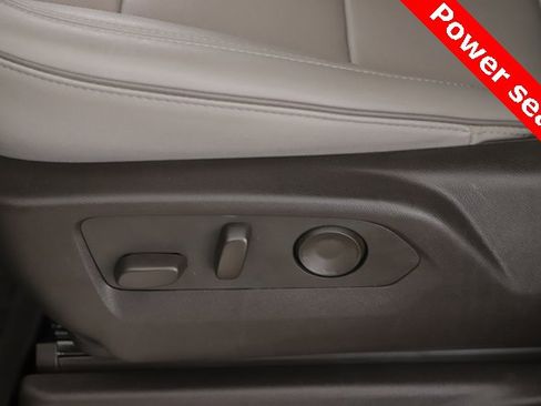 Used 2024 GMC Yukon SLT w/ SLT Luxury Package image 18