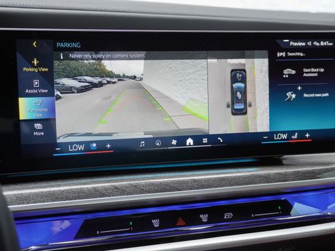 Used 2024 BMW i7 xDrive60 w/ Executive Package AWD/4WD image 27