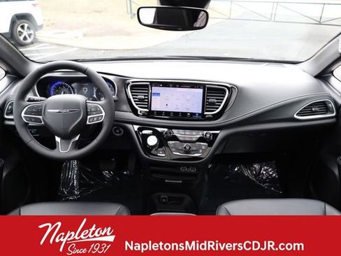 Used 2025 Chrysler Pacifica Select image 12