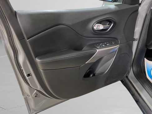 Used 2021 Jeep Cherokee Latitude Lux w/ Comfort/Convenience Group image 20