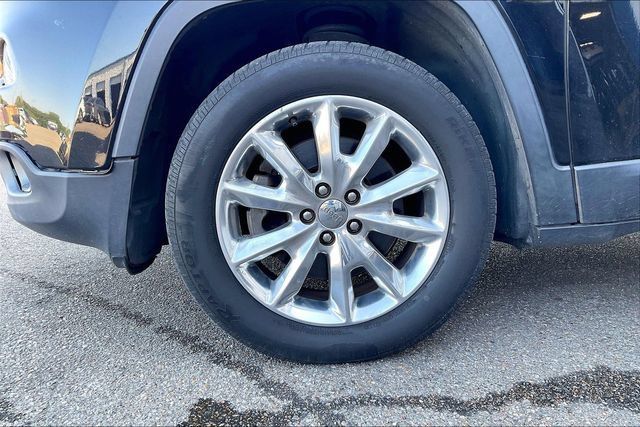Used 2017 Jeep Cherokee Limited AWD/4WD image 5