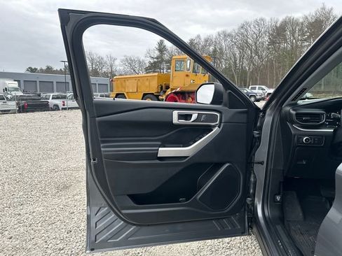 Certified 2022 Ford Explorer XLT w/ Equipment Group 202A image 29