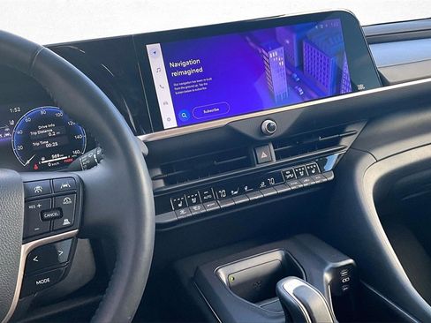 Used 2023 Toyota Crown Limited image 9