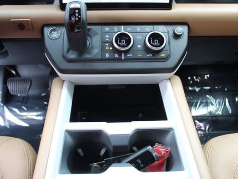 Used 2025 Land Rover Defender 110 X-Dynamic SE image 16