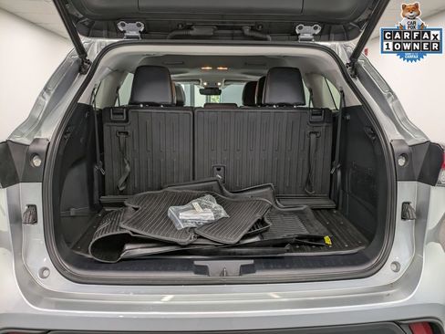 Used 2021 Toyota Highlander XLE AWD/4WD image 24