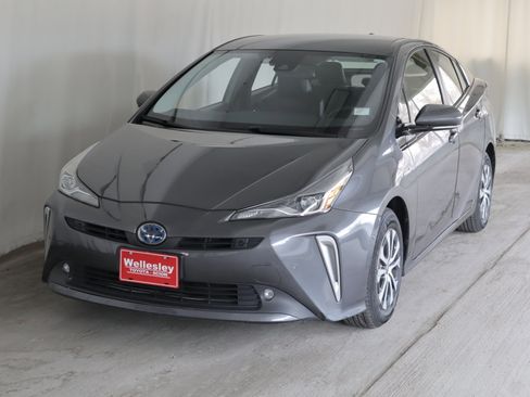 Used 2020 Toyota Prius XLE image 19