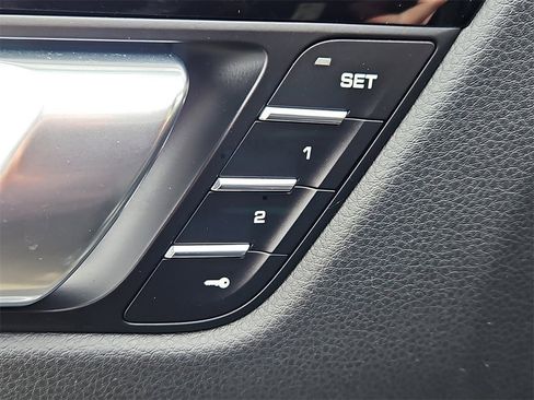 Certified 2025 Porsche Macan image 22