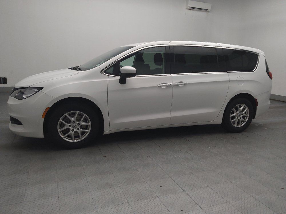 Used 2022 Chrysler Voyager LX FWD image 2