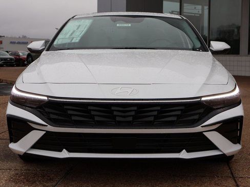 New 2025 Hyundai Elantra Limited image 8