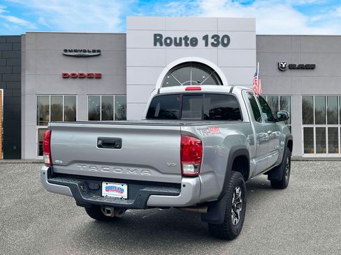 Used 2016 Toyota Tacoma TRD Off-Road w/ Premium & Technology Package AWD/4WD image 4
