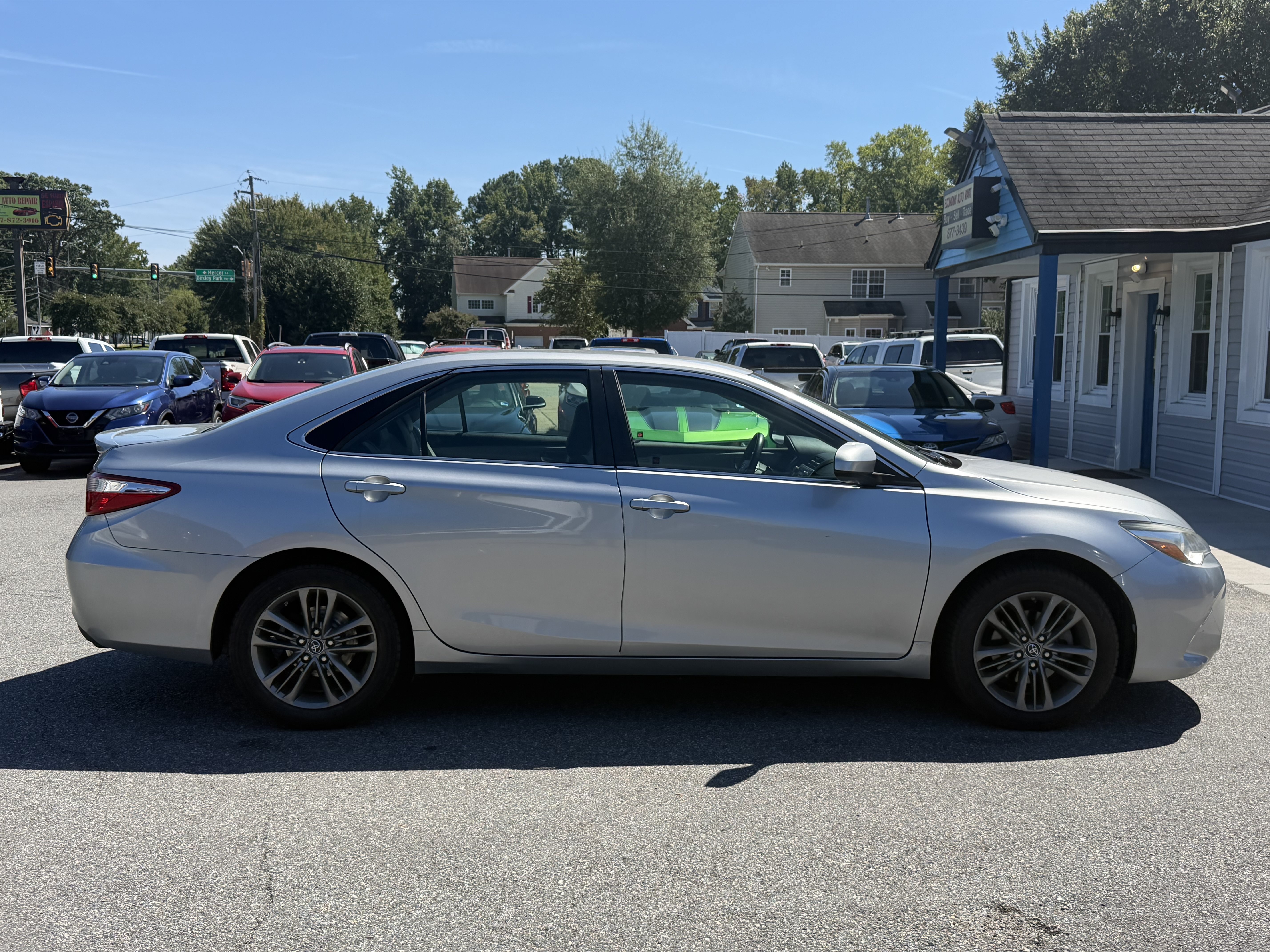 Used 2017 Toyota Camry SE FWD image 4