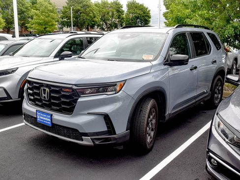 Used 2023 Honda Pilot TrailSport image 1