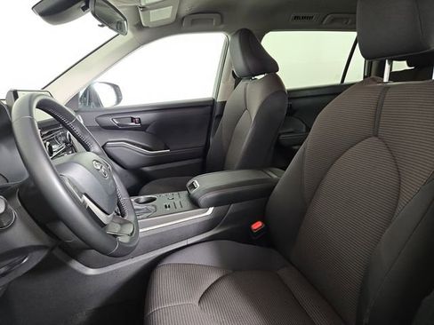 Used 2025 Toyota Highlander LE AWD/4WD image 13