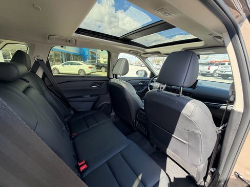 Used 2025 Nissan Rogue SL w/ Tech Package image 15