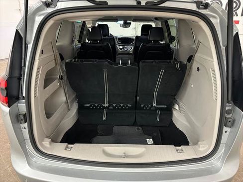 Certified 2023 Chrysler Pacifica Touring-L FWD image 18