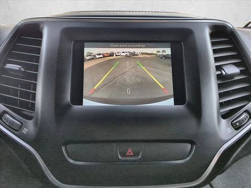 Used 2019 Jeep Cherokee Latitude Plus image 12