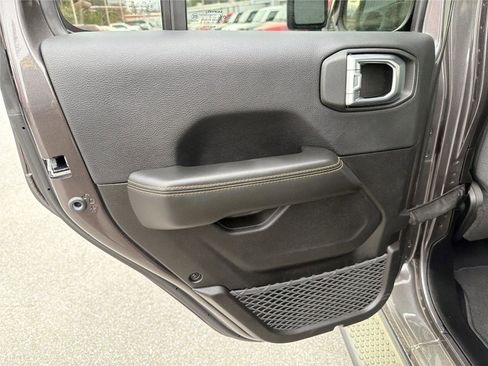 Used 2025 Jeep Wrangler Sahara image 21