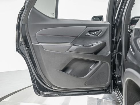 Used 2023 Chevrolet Traverse RS image 28