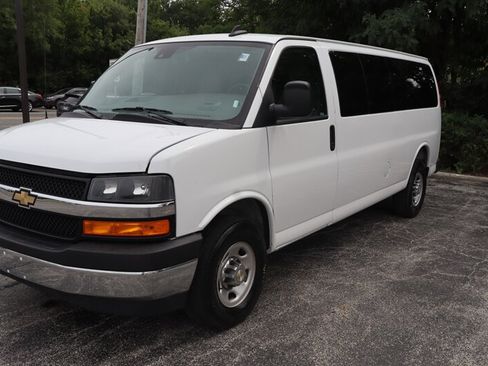 Used 2025 Chevrolet Express 3500 LT w/ LT Preferred Equipment Group RWD image 3