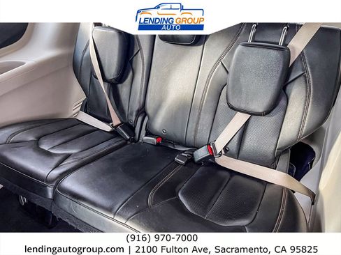 Used 2018 Chrysler Pacifica Touring-L image 17