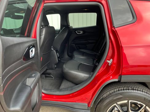 Used 2025 Jeep Compass Trailhawk AWD/4WD image 12