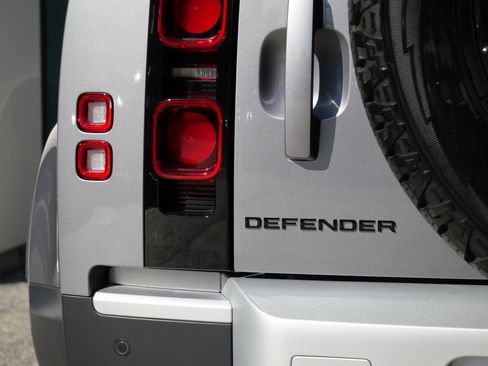 Used 2022 Land Rover Defender 110 S image 7