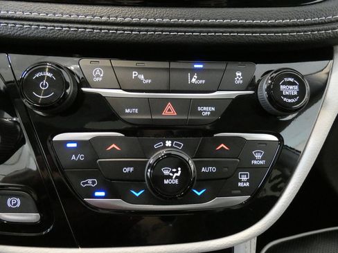 Used 2024 Chrysler Pacifica Limited w/ Trailer Tow Group FWD image 15