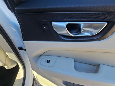 Certified 2025 Volvo XC60 T8 Ultra w/ Protection Package Premier image 12