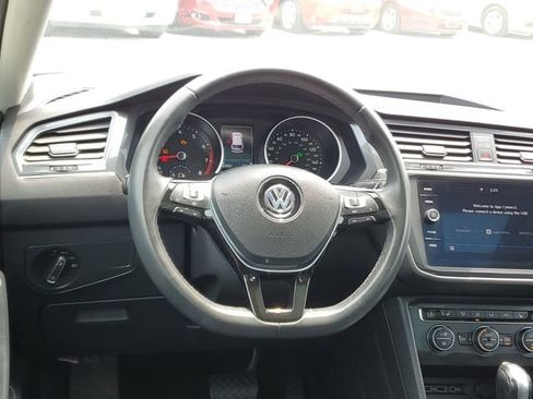 Used 2020 Volkswagen Tiguan SE w/ Panoramic Sunroof Package FWD image 12