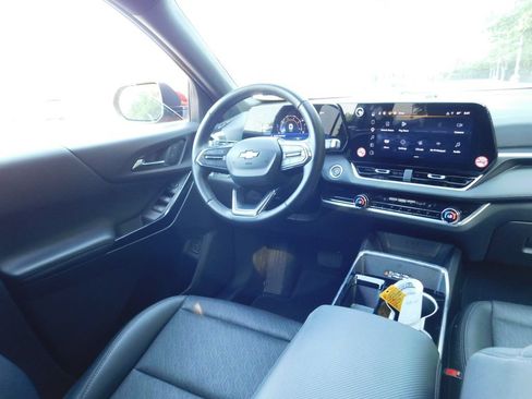 Used 2025 Chevrolet Equinox LT w/ Convenience Package II FWD image 2