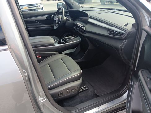 Used 2025 Buick Enclave Preferred AWD/4WD image 20