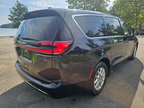 Used 2023 Chrysler Pacifica Touring-L FWD image 5